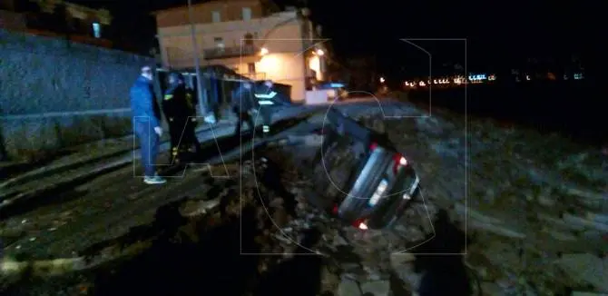 Auto si ribalta su strada franata, tragedia sfiorata a Vibo Marina