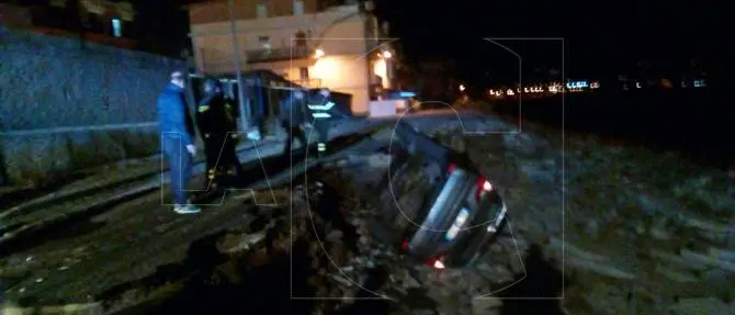 Auto si ribalta su strada franata, tragedia sfiorata a Vibo Marina