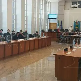 Cosenza, Salerno e Sconosciuto in consiglio comunale. Rinviata la discussione sulle linee programmatiche