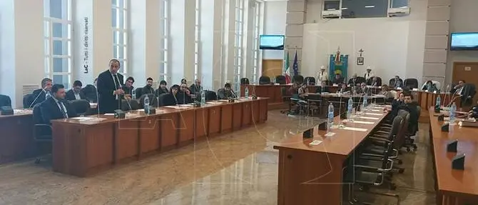 Cosenza, Salerno e Sconosciuto in consiglio comunale. Rinviata la discussione sulle linee programmatiche