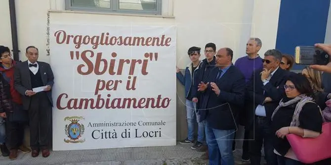 A Locri scritte contro don Ciotti, il Comune replica con un manifesto corale