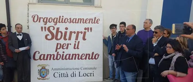 A Locri scritte contro don Ciotti, il Comune replica con un manifesto corale