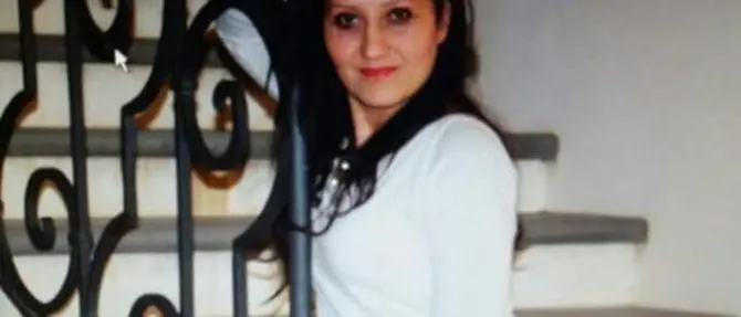 Un portachiavi riconducibile a Fuscaldo sotto il corpo di Antonella Lettieri