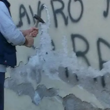 Scritte contro Don Ciotti e le forze dell’ordine a Locri, le reazioni