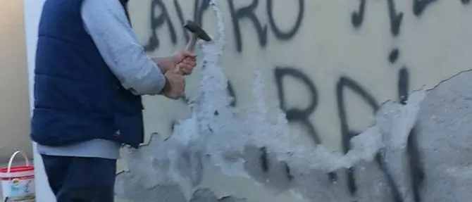 Scritte contro Don Ciotti e le forze dell’ordine a Locri, le reazioni