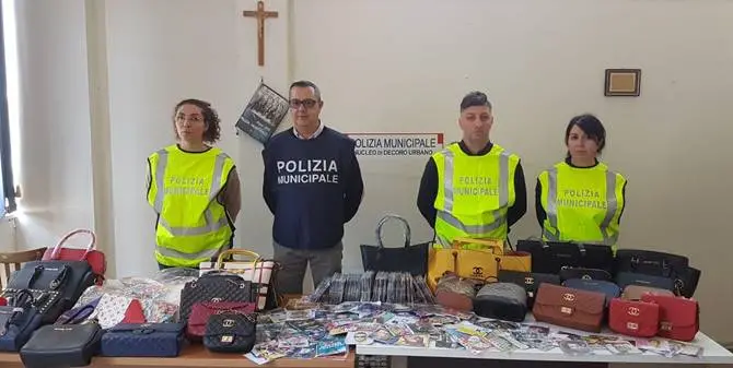 Merce contraffatta e dvd piratati: sequestri alla Fiera di San Giuseppe a Cosenza