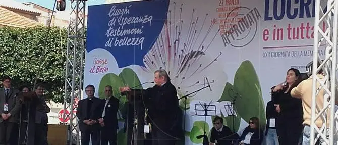 In ricordo delle vittime di mafia, Don Ciotti: «Oggi a Locri siamo tutti sbirri»