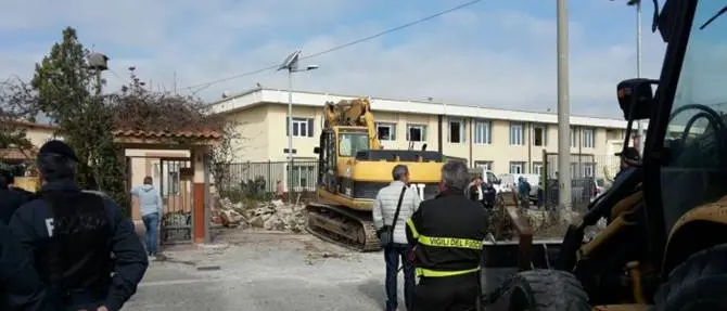 Crotone: abbattute costruzioni abusive nel quartiere rom