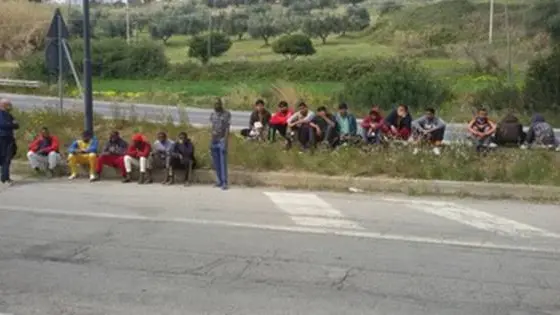 Protesta migranti su Statale 106 , ANSA