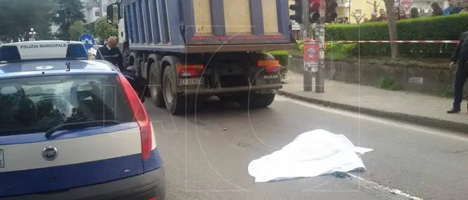 Incidente a Rende, travolta da un camion: perde la vita una donna