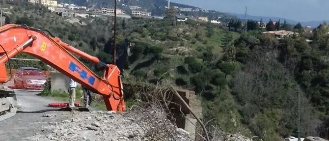 Catanzaro, demolito un muro pericolante in viale dei Normanni
