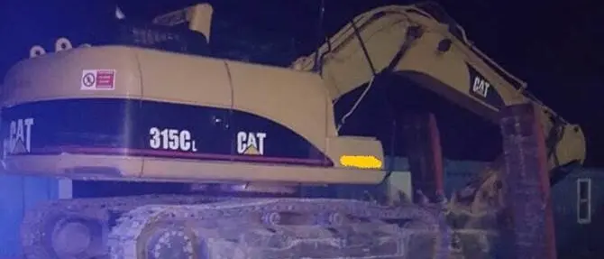 Acri, litiga con i parenti distrugge l’azienda di famiglia con un caterpillar: arrestato