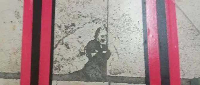 Cosenza, su una mattonella spunta l’immagine di Padre Pio: si grida al miracolo