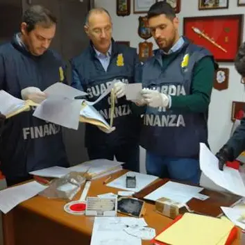 Denaro in cambio di finanziamenti: arrestato falso funzionario dell'Ue