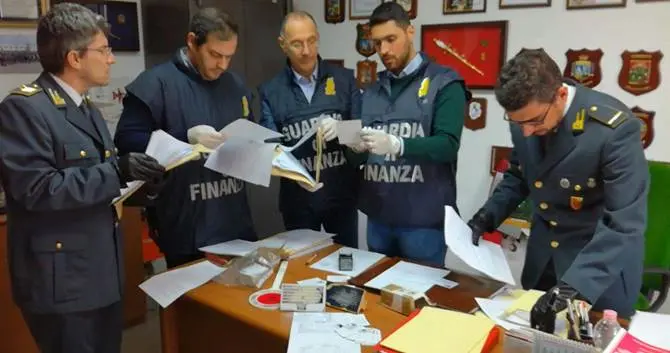 Denaro in cambio di finanziamenti: arrestato falso funzionario dell'Ue