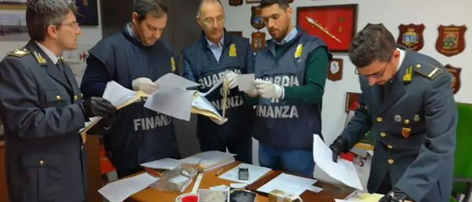 Denaro in cambio di finanziamenti: arrestato falso funzionario dell'Ue