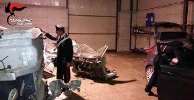 Reggio, smantellavano illecitamente automezzi per rivederne pezzi di ricambio: denunciati