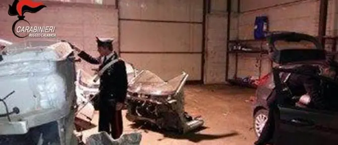 Reggio, smantellavano illecitamente automezzi per rivederne pezzi di ricambio: denunciati