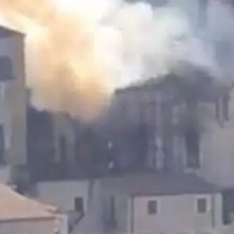 Cosenza: palazzina in fiamme nel centro storico (VIDEO)