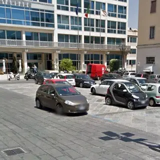 Catanzaro, posteggiatori abusivi: donna aggredita in piazza Prefettura