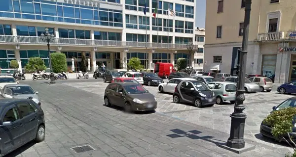 Catanzaro, posteggiatori abusivi: donna aggredita in piazza Prefettura