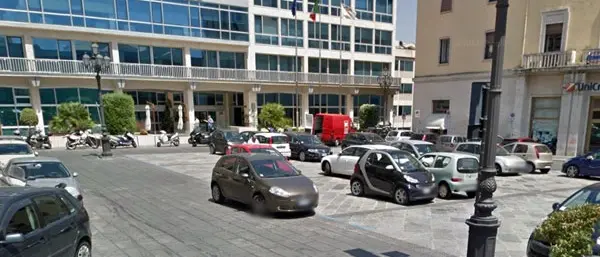 Catanzaro, posteggiatori abusivi: donna aggredita in piazza Prefettura