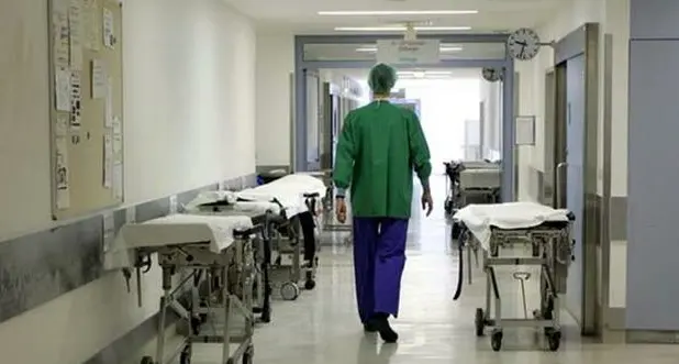 Cosa sappiamo della bimba morta nel grembo della madre a Cosenza\n