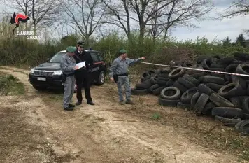 Scoperta una discarica di pneumatici usati nel Catanzarese, due denunce