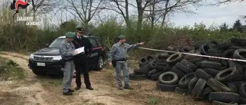 Scoperta una discarica di pneumatici usati nel Catanzarese, due denunce