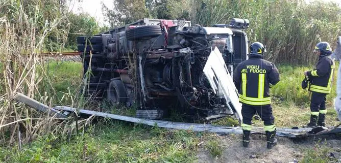 Incidente sulla statale 106: camion si ribalta, ferito il conducente