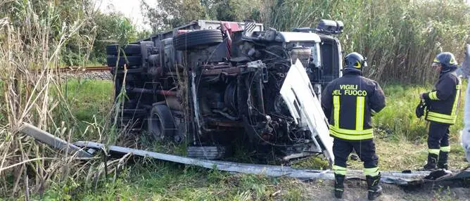 Incidente sulla statale 106: camion si ribalta, ferito il conducente
