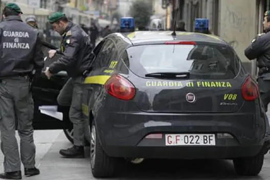 LaPresse29-01-2012 Milano, ItaliacronacaMilano, controlli della Guardia di FinanzaNella foto: la Guardia di Finanza effettua controlli nelle vie dello shopping , lapresse