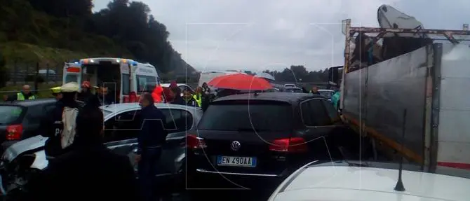 Grandine sulla Salerno-Reggio: 10 mezzi coinvolti in un maxi tamponamento