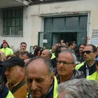 Lamezia, continua la protesta dei dipendenti della Multiservizi