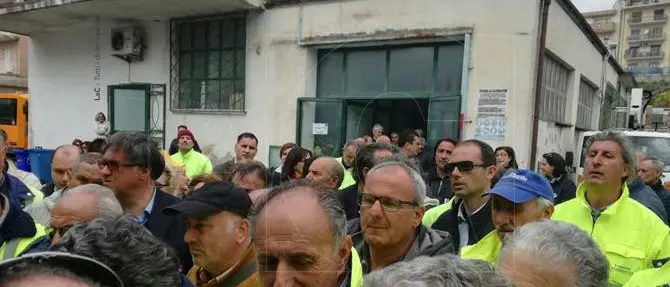 Lamezia, continua la protesta dei dipendenti della Multiservizi