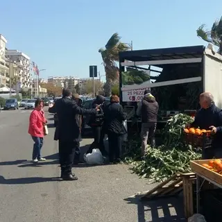 Catanzaro, venditori abusivi: multati ambulanti durante il mercato rionale