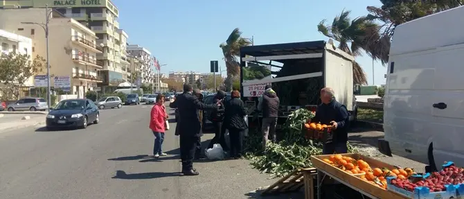 Catanzaro, venditori abusivi: multati ambulanti durante il mercato rionale