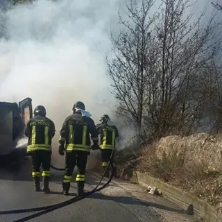 Catanzaro, in fiamme un furgone sulla Sp 106: illeso il conducente