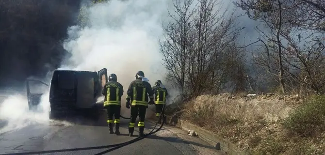 Catanzaro, in fiamme un furgone sulla Sp 106: illeso il conducente