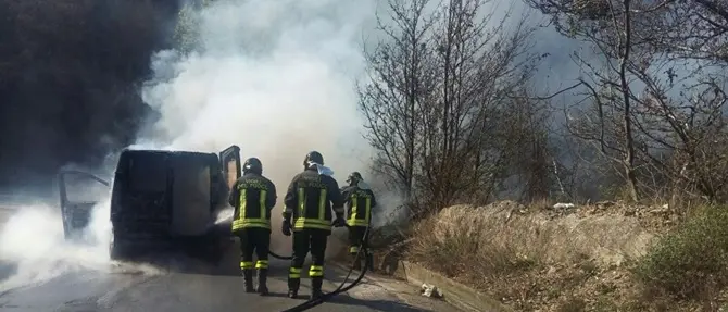 Catanzaro, in fiamme un furgone sulla Sp 106: illeso il conducente