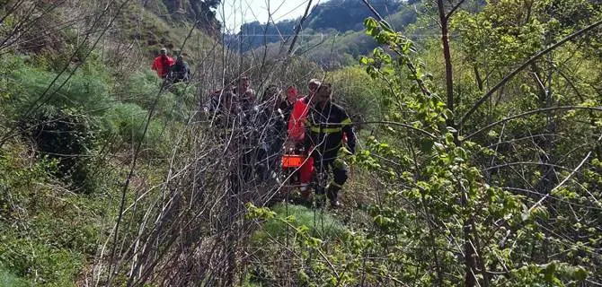 Precipita in un burrone a Borgia: grave un giovane