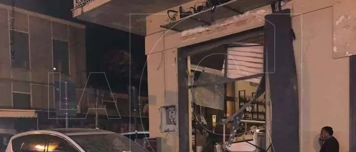 Paura a Lamezia Terme, bomba distrugge attività commerciale