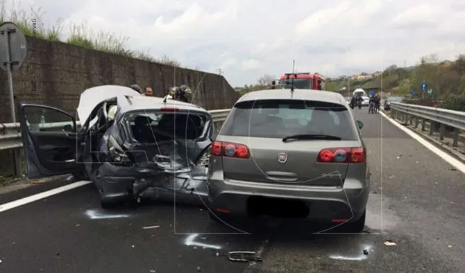 Catanzaro, scontro tra due auto nei pressi di Marcellinara: un morto (VIDEO)