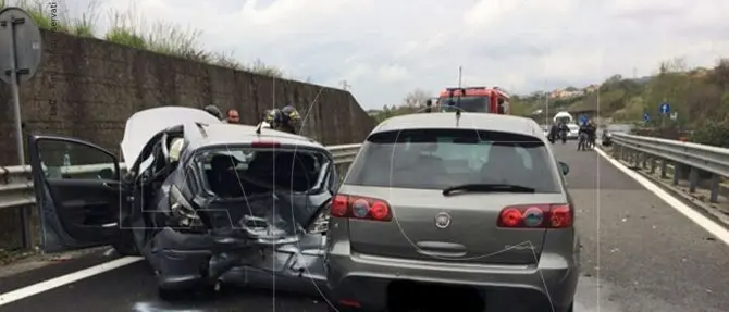 Catanzaro, scontro tra due auto nei pressi di Marcellinara: un morto (VIDEO)