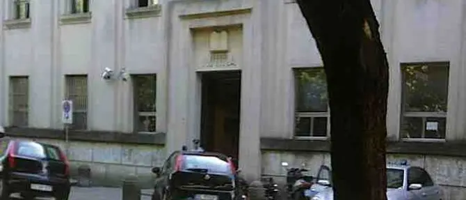 Voleva aggredire un giudice con un martello in gomma, fermata donna a Vibo