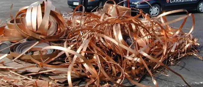 Tenta di rubare cavi di rame da una cabina Enel, muore folgorato