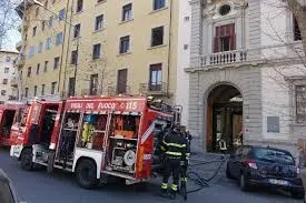 CATANZARO: VA A FUOCO CLIMATIZZATORE, PANICO NEL PALAZZO