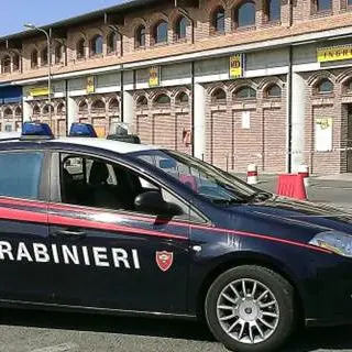 Crotone, involucri sospetti a ingresso negozi