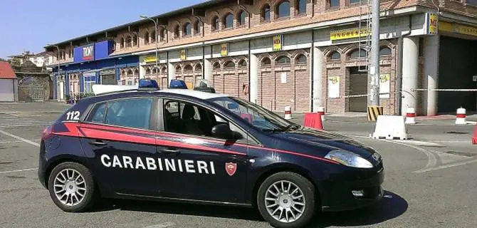 Crotone, involucri sospetti a ingresso negozi