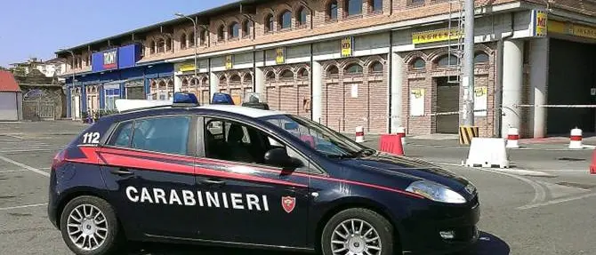 Crotone, involucri sospetti a ingresso negozi